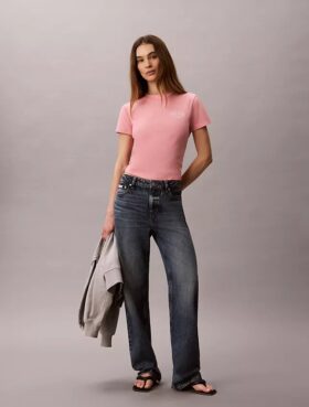 Koszulka slim fit z zakrzywionym logo