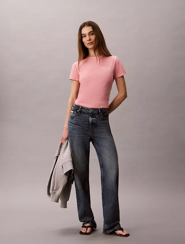 Koszulka slim fit z zakrzywionym logo Koszulka slim fit z zakrzywionym logo