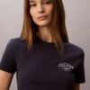 Koszulka slim fit z zakrzywionym logo Koszulka slim fit z zakrzywionym logo