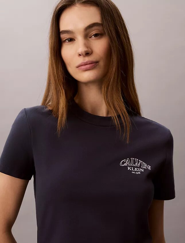 Koszulka slim fit z zakrzywionym logo Koszulka slim fit z zakrzywionym logo