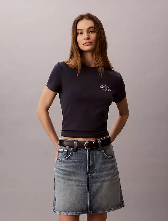Koszulka slim fit z zakrzywionym logo Koszulka slim fit z zakrzywionym logo