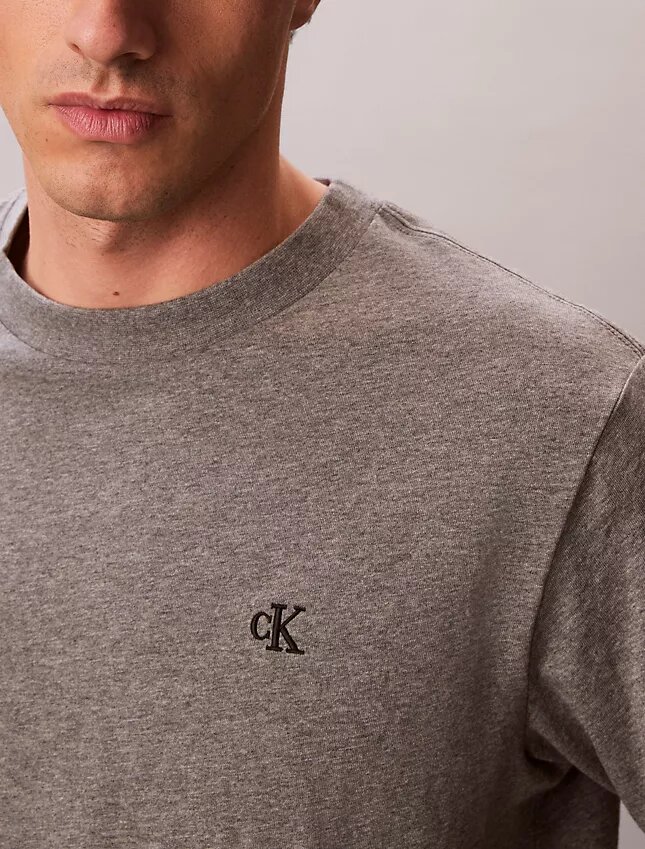 Koszulka z luźnym krojem i haftowanym Monogramem Koszulka z luźnym krojem i haftowanym Monogramem