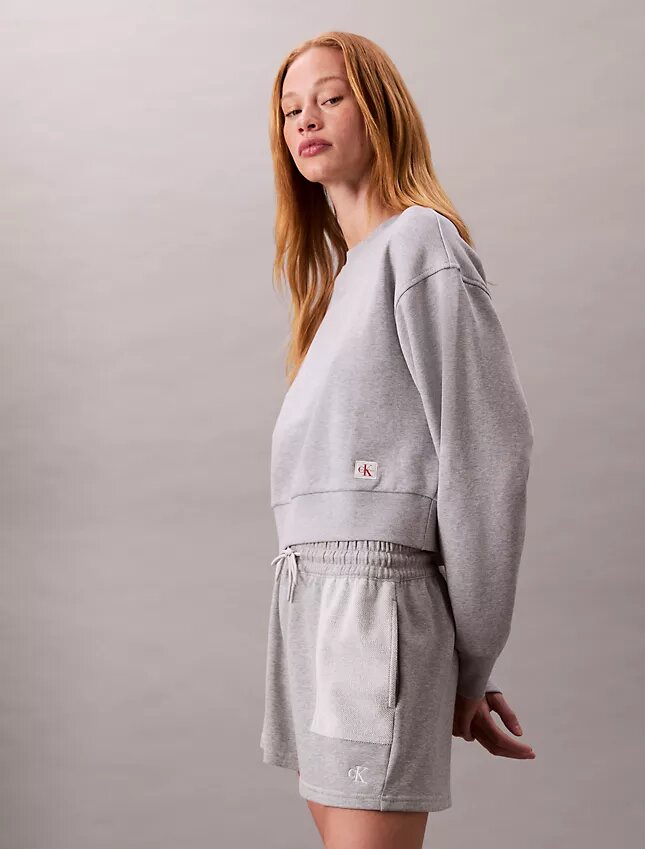 Krótka bluza z francuskiej dzianiny frotte o luźnym kroju Krótka bluza z francuskiej dzianiny frotte o luźnym kroju