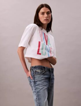 Krótka koszulka o luźnym kroju Marc Hundley Pride Viva Love