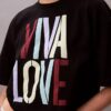 Krótka koszulka o luźnym kroju Marc Hundley Pride Viva Love Krótka koszulka o luźnym kroju Marc Hundley Pride Viva Love