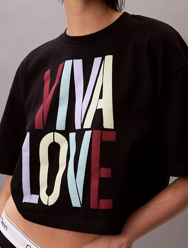 Krótka koszulka o luźnym kroju Marc Hundley Pride Viva Love Krótka koszulka o luźnym kroju Marc Hundley Pride Viva Love