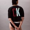 Krótka koszulka o luźnym kroju Marc Hundley Pride Viva Love Krótka koszulka o luźnym kroju Marc Hundley Pride Viva Love