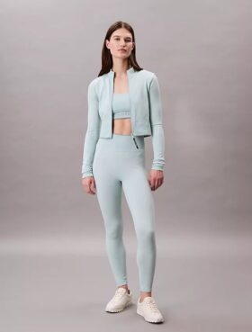 Krótka kurtka sportowa z prążkowanym materiałem