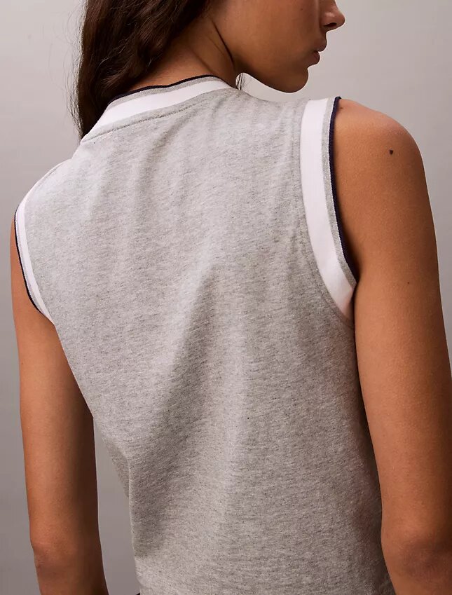 Krótki top bez rękawów z Monogramem Krótki top bez rękawów z Monogramem