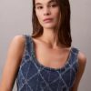 Krótki top z denimowym nadrukiem Monogramu Krótki top z denimowym nadrukiem Monogramu