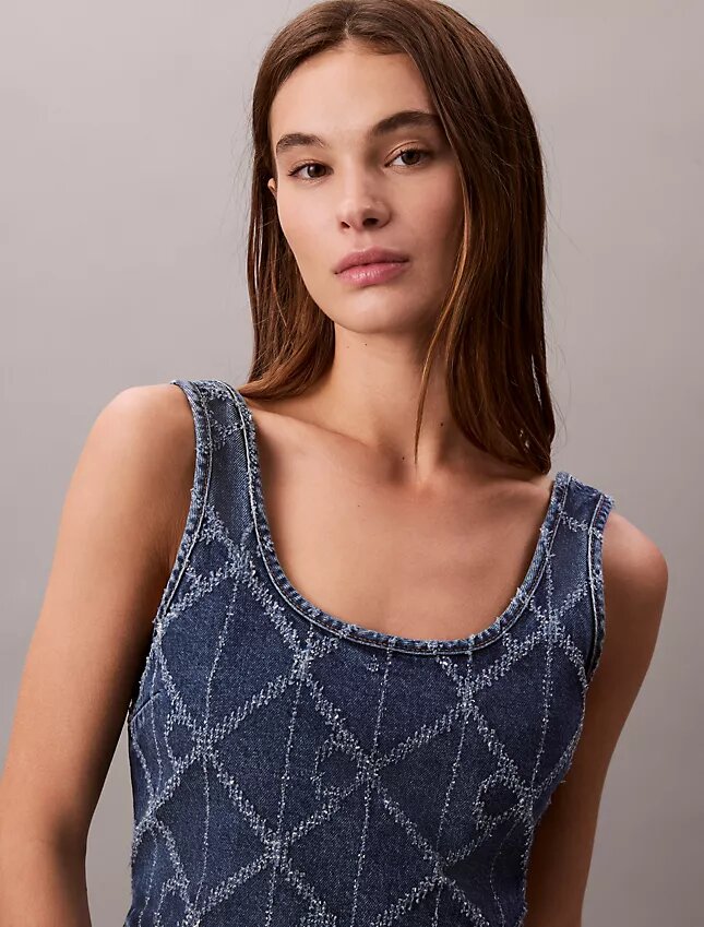 Krótki top z denimowym nadrukiem Monogramu Krótki top z denimowym nadrukiem Monogramu