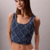 Krótki top z denimowym nadrukiem Monogramu Krótki top z denimowym nadrukiem Monogramu