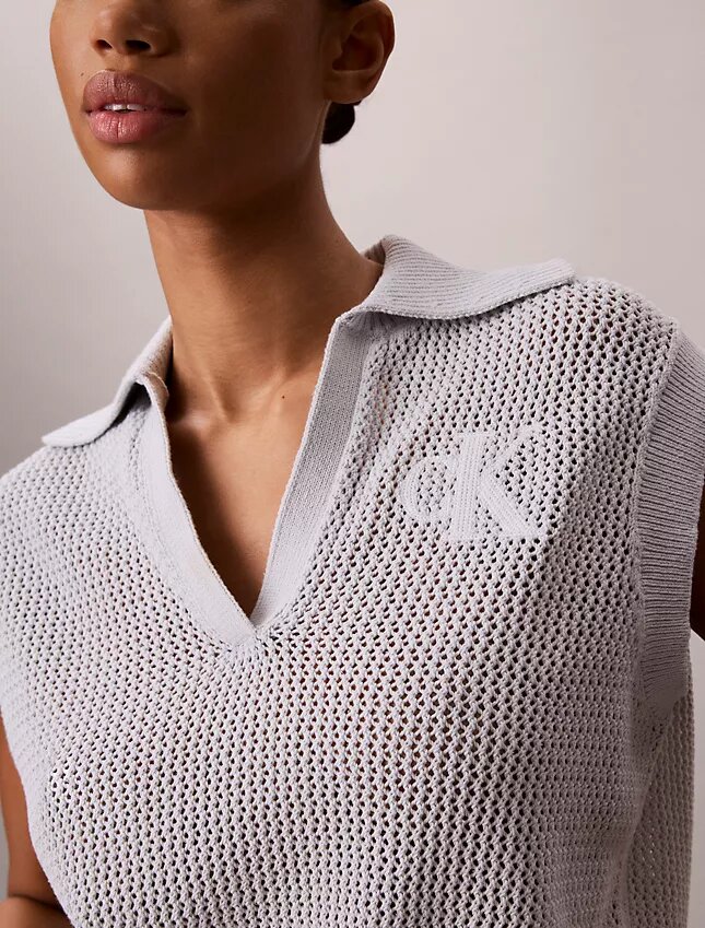 Krótki top z monogramem wykonany na szydełku Krótki top z monogramem wykonany na szydełku