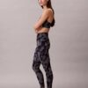 Legginsy 7/8 z miękkim, abstrakcyjnym nadrukiem