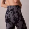 Legginsy 7/8 z miękkim, abstrakcyjnym nadrukiem