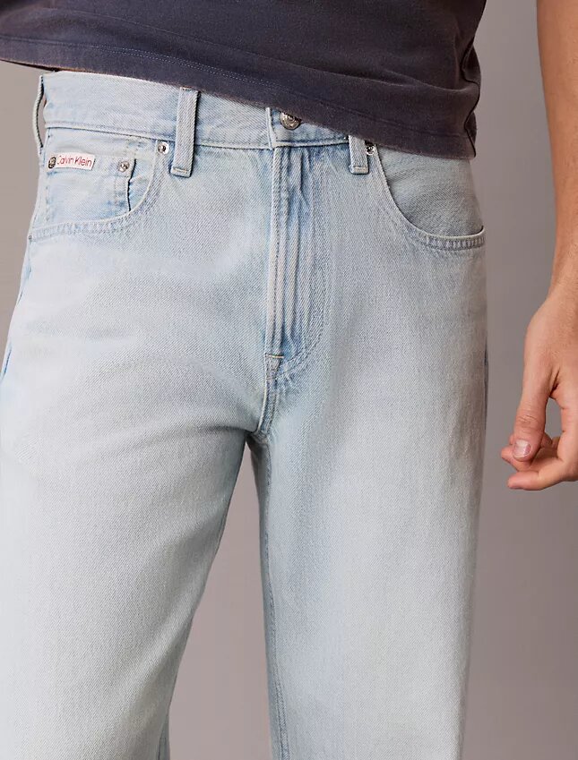 Lekkie jeansy o prostym kroju w stylu lat 90. Lekkie jeansy o prostym kroju w stylu lat 90.