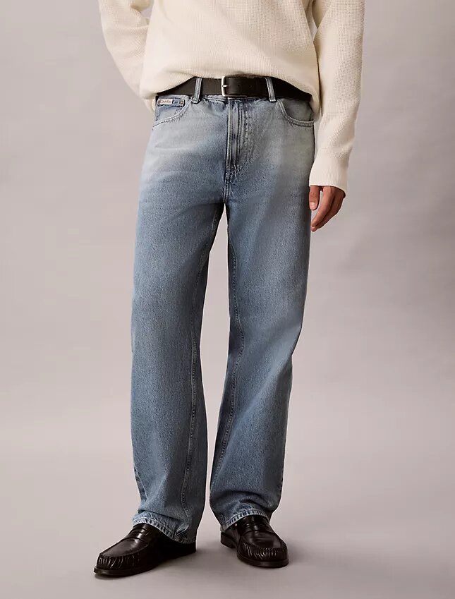 Lekkie jeansy o prostym kroju w stylu lat 90. Lekkie jeansy o prostym kroju w stylu lat 90.