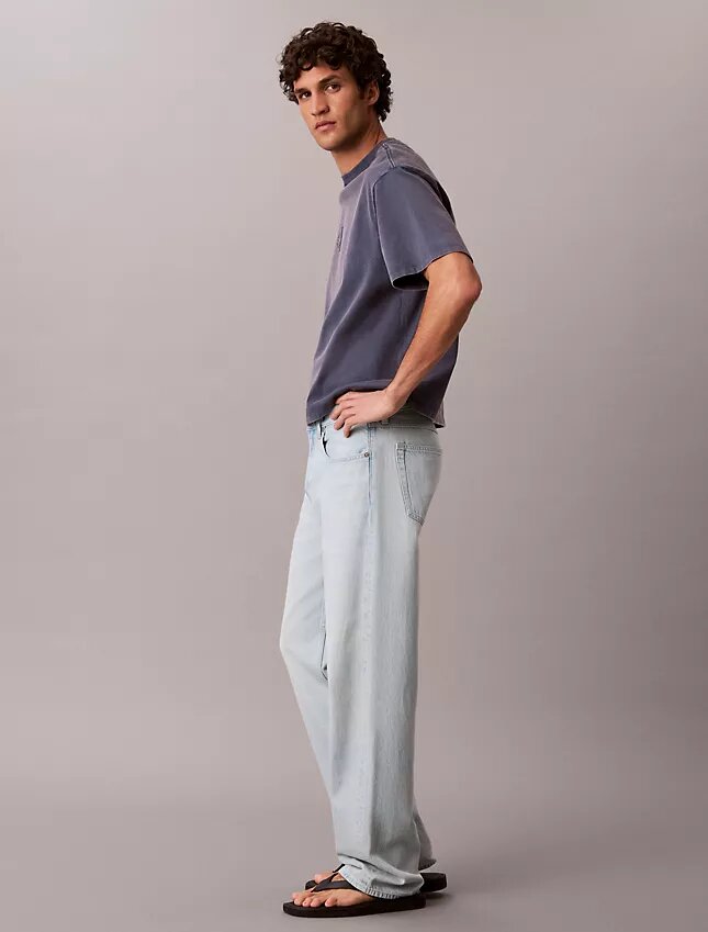 Lekkie jeansy o prostym kroju w stylu lat 90. Lekkie jeansy o prostym kroju w stylu lat 90.