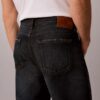 Lekkie jeansy o prostym kroju w stylu lat 90. Lekkie jeansy o prostym kroju w stylu lat 90.