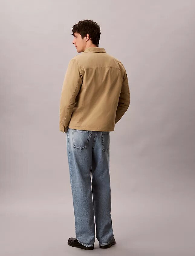 Lekkie jeansy o prostym kroju w stylu lat 90. Lekkie jeansy o prostym kroju w stylu lat 90.