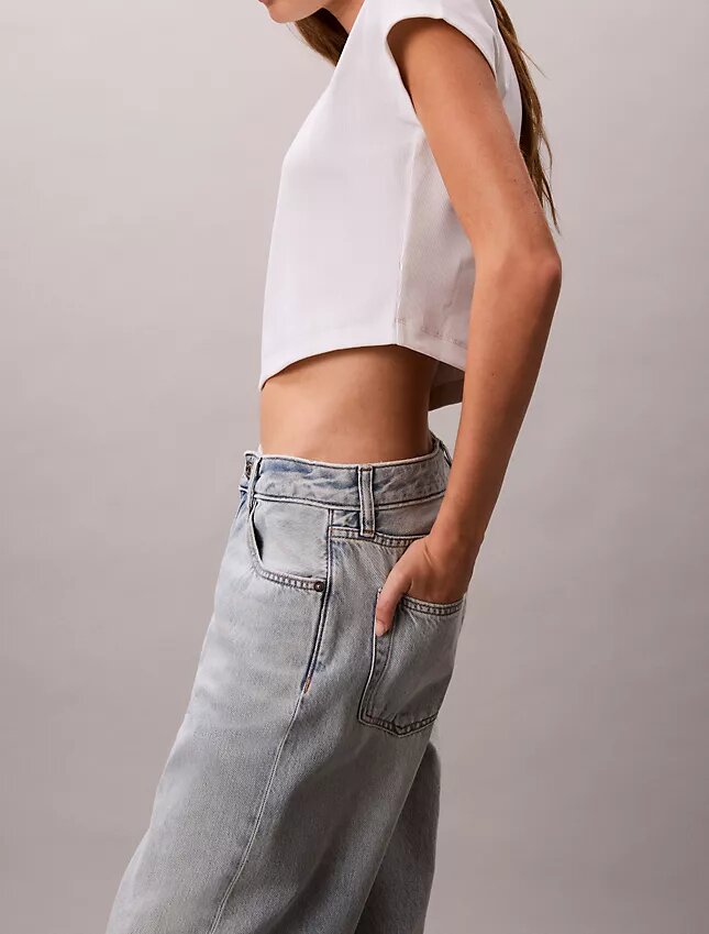 Lekkie jeansy o prostym kroju w stylu lat 90. Lekkie jeansy o prostym kroju w stylu lat 90.