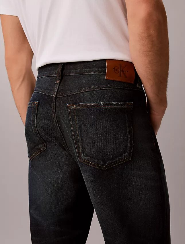 Lekkie jeansy o prostym kroju w stylu lat 90. Lekkie jeansy o prostym kroju w stylu lat 90.