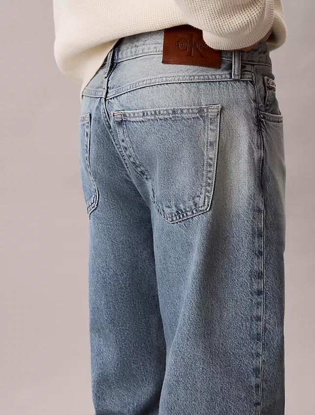 Lekkie jeansy o prostym kroju w stylu lat 90. Lekkie jeansy o prostym kroju w stylu lat 90.