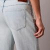Lekkie jeansy o prostym kroju w stylu lat 90. Lekkie jeansy o prostym kroju w stylu lat 90.