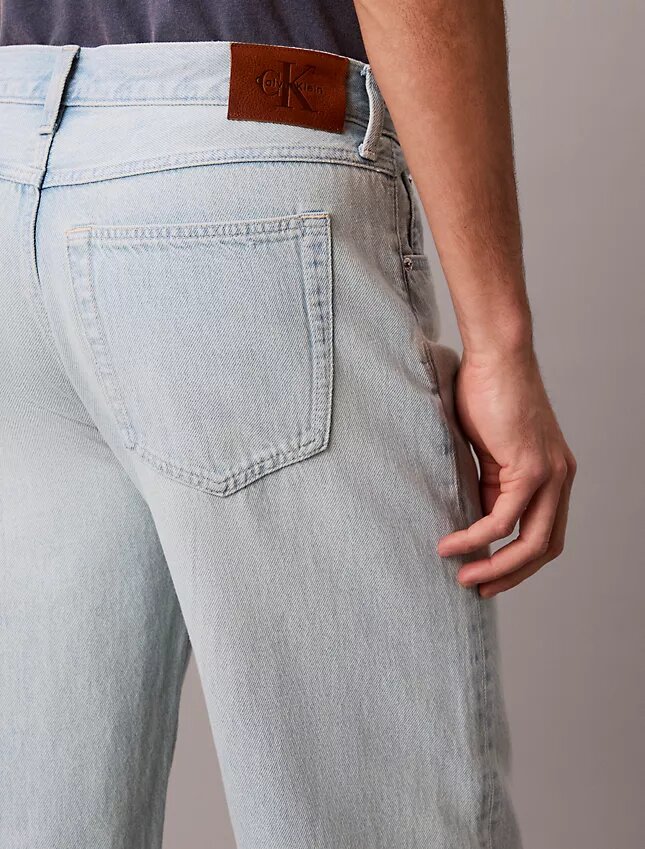 Lekkie jeansy o prostym kroju w stylu lat 90. Lekkie jeansy o prostym kroju w stylu lat 90.
