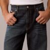 Lekkie jeansy o prostym kroju w stylu lat 90. Lekkie jeansy o prostym kroju w stylu lat 90.