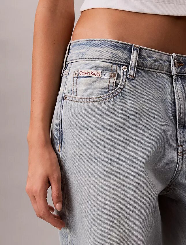 Lekkie jeansy o prostym kroju w stylu lat 90. Lekkie jeansy o prostym kroju w stylu lat 90.