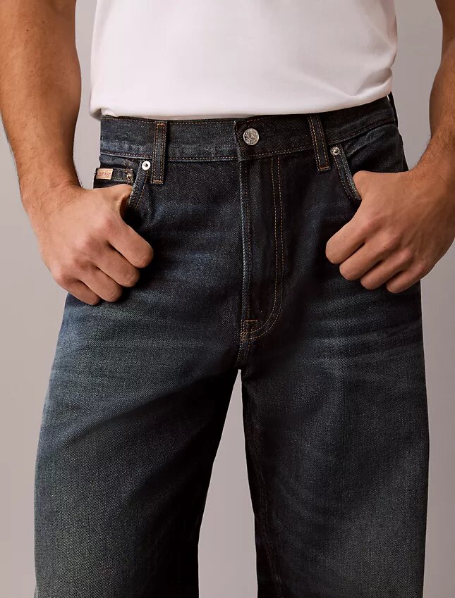 Lekkie jeansy o prostym kroju w stylu lat 90. Lekkie jeansy o prostym kroju w stylu lat 90.