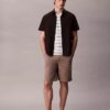 Luźne szorty chino w stylu lat 90. Luźne szorty chino w stylu lat 90.