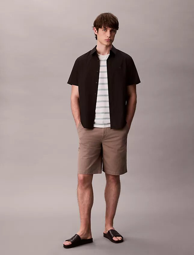 Luźne szorty chino w stylu lat 90. Luźne szorty chino w stylu lat 90.