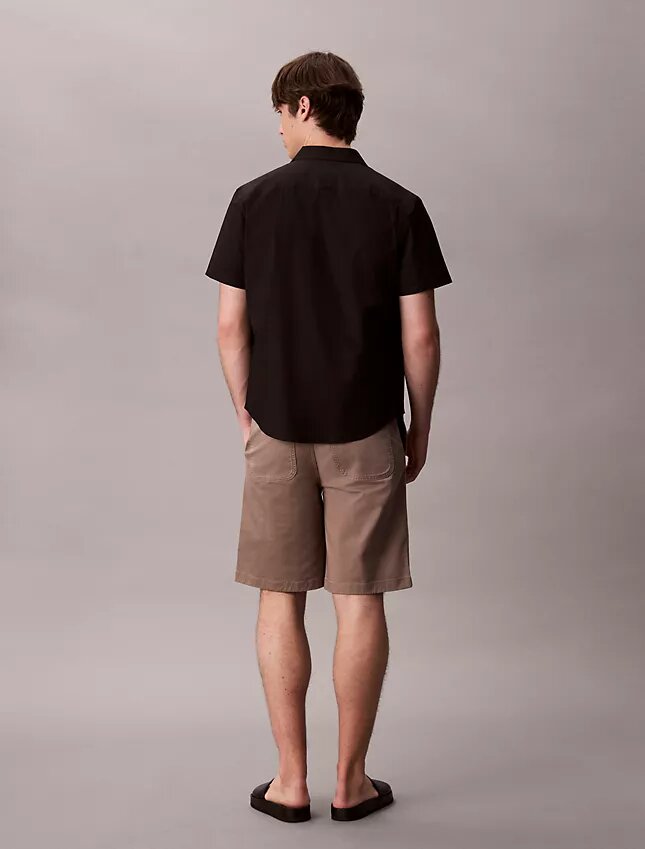 Luźne szorty chino w stylu lat 90. Luźne szorty chino w stylu lat 90.