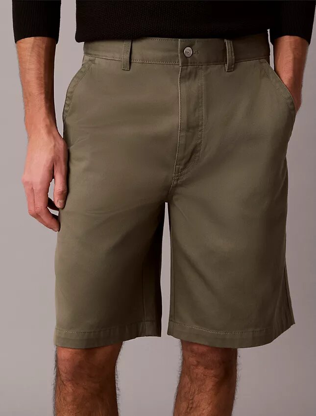 Luźne szorty chino w stylu lat 90. Luźne szorty chino w stylu lat 90.
