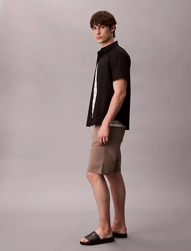 Luźne szorty chino w stylu lat 90. Luźne szorty chino w stylu lat 90.