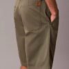 Luźne szorty chino w stylu lat 90. Luźne szorty chino w stylu lat 90.
