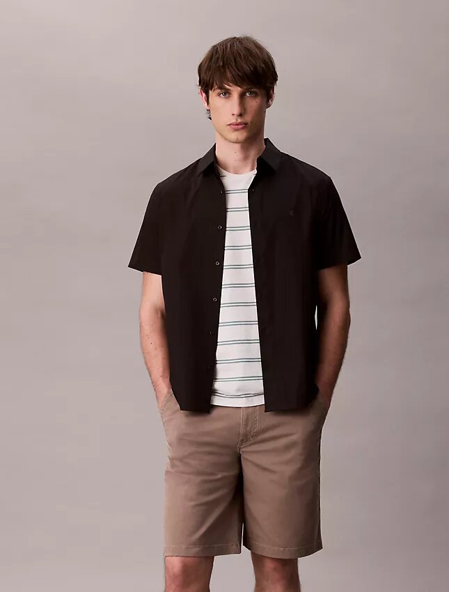 Luźne szorty chino w stylu lat 90. Luźne szorty chino w stylu lat 90.