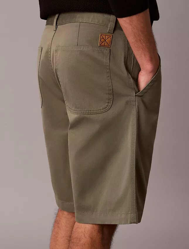 Luźne szorty chino w stylu lat 90. Luźne szorty chino w stylu lat 90.