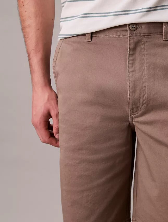 Luźne szorty chino w stylu lat 90. Luźne szorty chino w stylu lat 90.