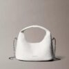 Mała torba typu slouchy z fakturą typu pebble Mała torba typu slouchy z fakturą typu pebble