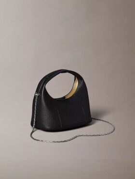 Mała torba typu slouchy z fakturą typu pebble