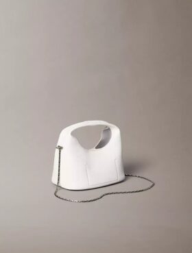 Mała torba typu slouchy z fakturą typu pebble
