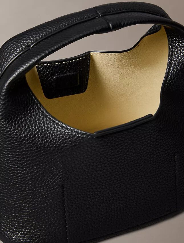 Mała torba typu slouchy z fakturą typu pebble Mała torba typu slouchy z fakturą typu pebble