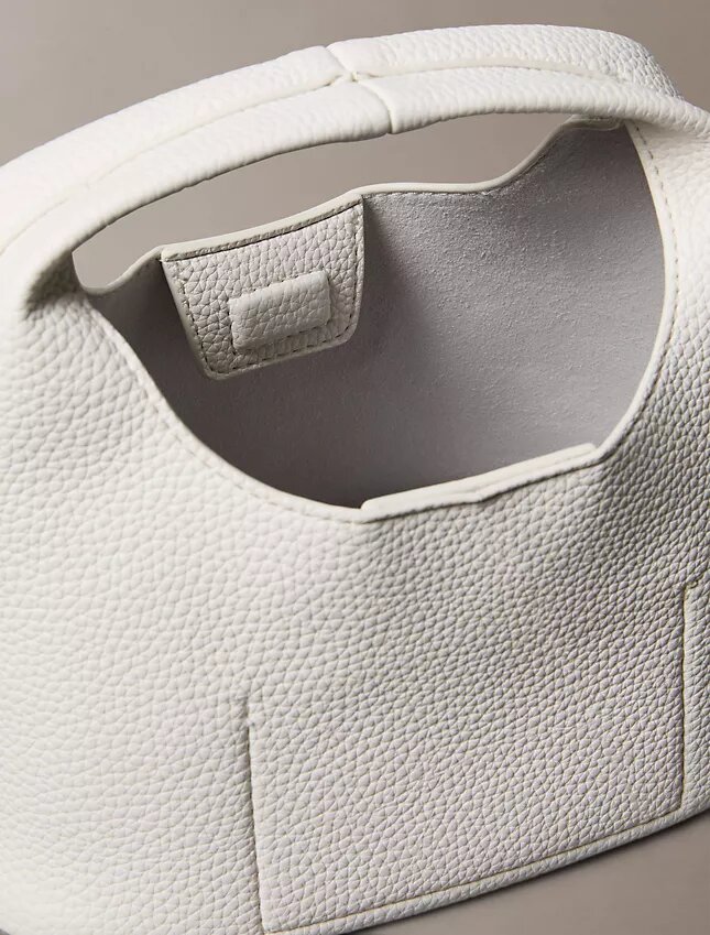 Mała torba typu slouchy z fakturą typu pebble Mała torba typu slouchy z fakturą typu pebble