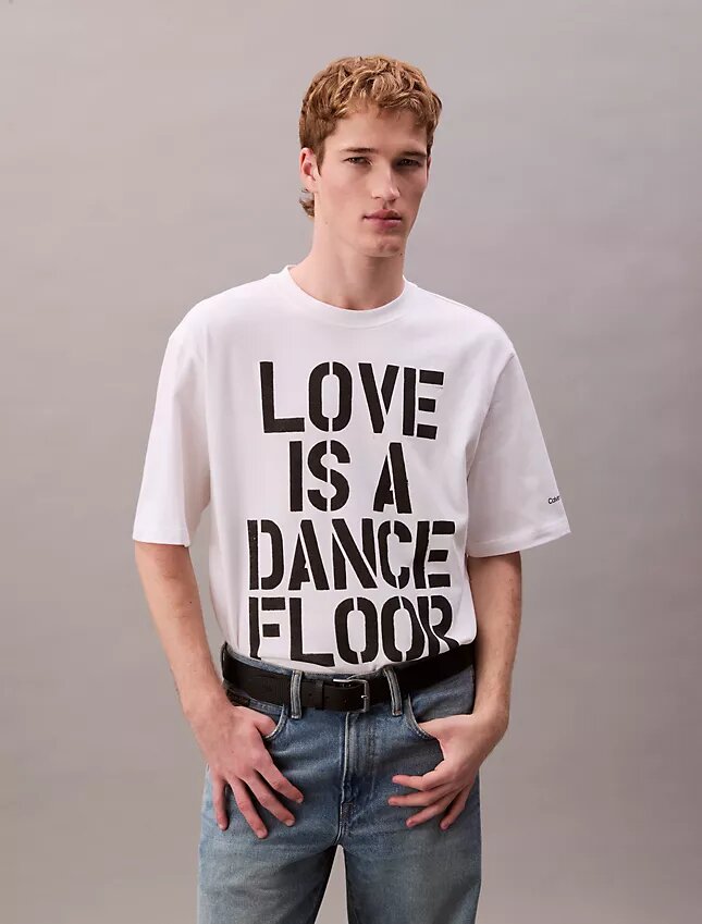 Marc Hundley Pride Love to luźna koszulka w stylu dance floor Marc Hundley Pride Love to luźna koszulka w stylu dance floor