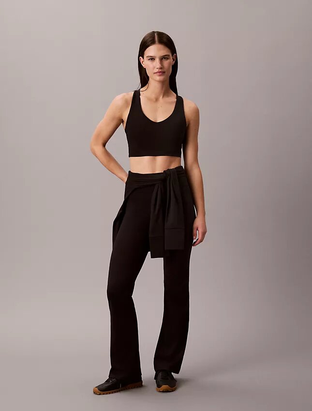Miękki sportowy top z biustonoszem o niskim stopniu wsparcia Miękki sportowy top z biustonoszem o niskim stopniu wsparcia