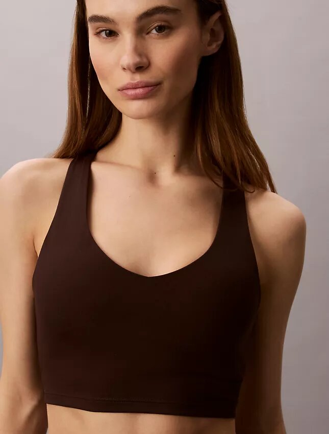 Miękki sportowy top z biustonoszem o niskim stopniu wsparcia Miękki sportowy top z biustonoszem o niskim stopniu wsparcia