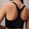 Miękki sportowy top z biustonoszem o niskim stopniu wsparcia Miękki sportowy top z biustonoszem o niskim stopniu wsparcia